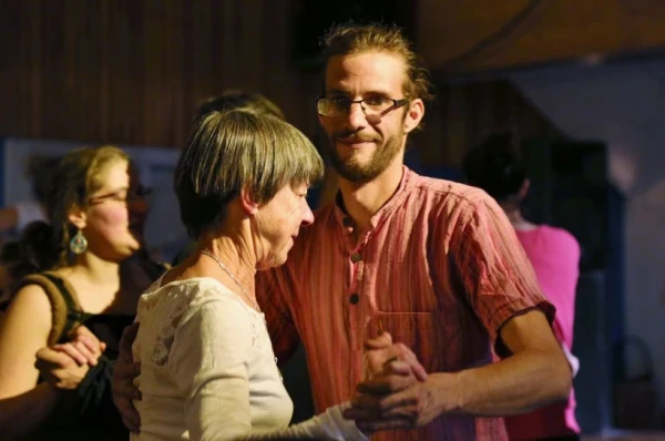 Un couple en train de danser la valse