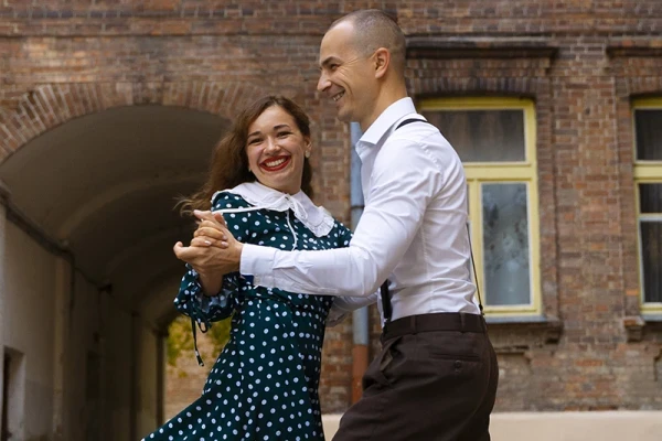 Un couple danse la polka